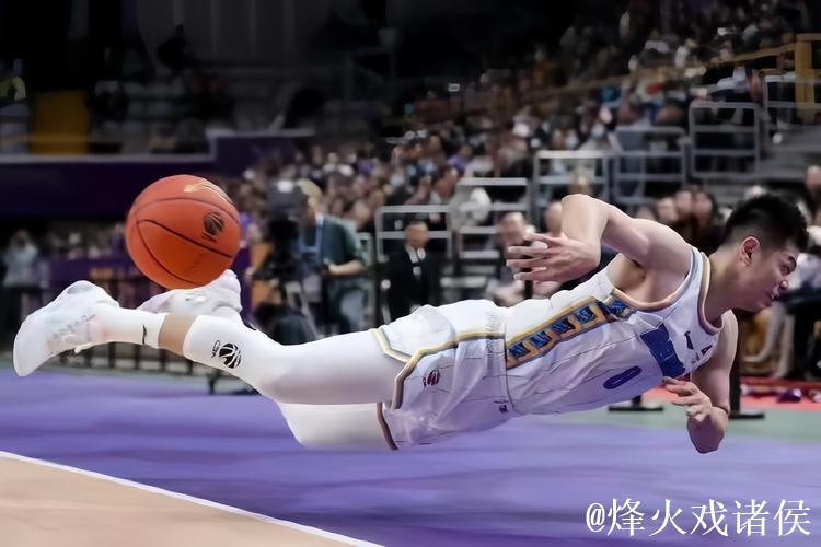 方硕突破助攻，斯佩尔曼单手爆扣精彩上演
